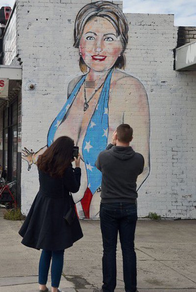 بالصور: لوحة جدارية لـ هيلاري كلينتون بـ مايوه فاضح تثير الجدل في أستراليا 1