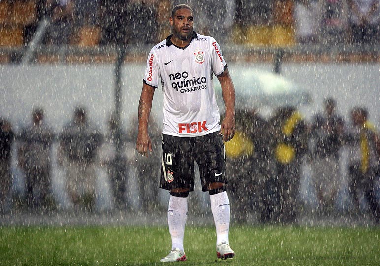 احتفظ بجوائزه فقط.. أسطورة البرازيل يبيع قصره وجميع ممتلكاته 1 adriano