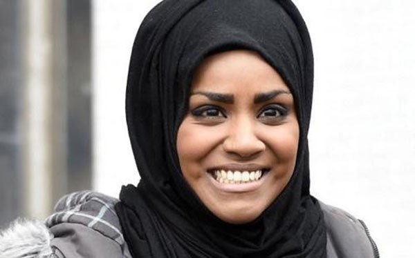 لماذا دعا رئيس النمسا جميع النساء لارتداء الحجاب؟ 1 أشهر صانعات الكعك في بريطانيا تكشف سبب ارتدائها الحجاب