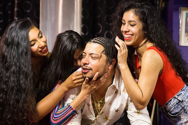 أمريكي يبحث عن شريك يقاسمه زوجاته الثلاث 1