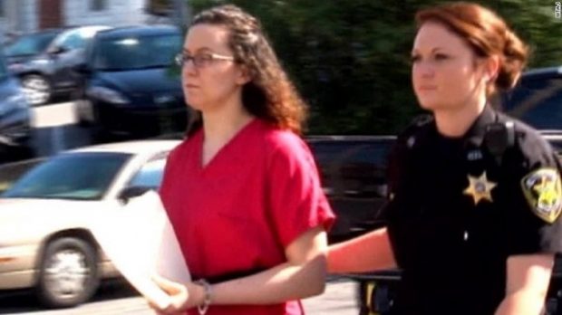 السجن عامين لملكة جمال بسبب إصابتها بالسرطان