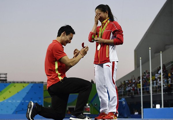 شاهد بالفيديو.. أشهر 5 عروض زواج خطفت أنظار العالم 1 خطوبة غطاسين من الصين على منصة التتويج في ريو