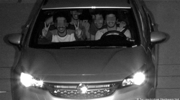 رادار السرعة يلتقط سلفي غريب لشبان إماراتيين في ألمانيا