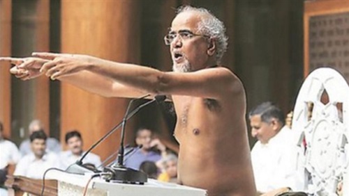 الهند: إدانة زعيم روحي مثير للجدل باغتصاب فتاة عمرها 16 عاما 1 راهب يخطب عاريا بالهند