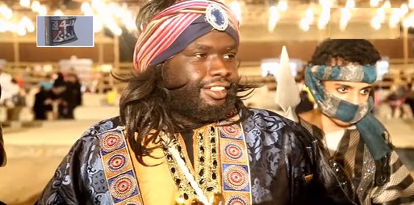 شاهد بالفيديو والصورة: سعودية تتقمص دور عبلة في سوق عكاظ أمام عنترة بن شداد 1 سعودية تتقمص دور عبلة في سوق عكاظ أمام عنترة بن شداد