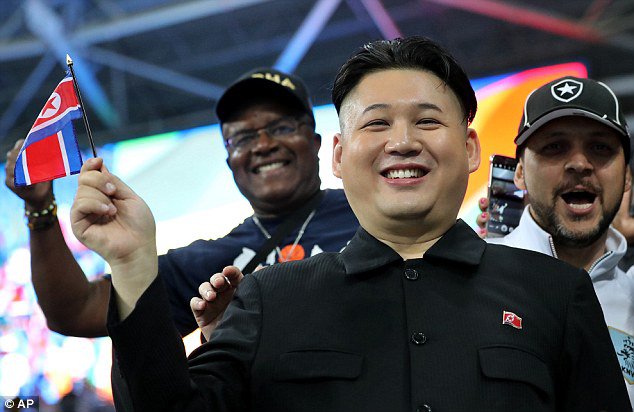 شبيه زعيم كوريا الشمالية يُفاجئ مشجعي ريو