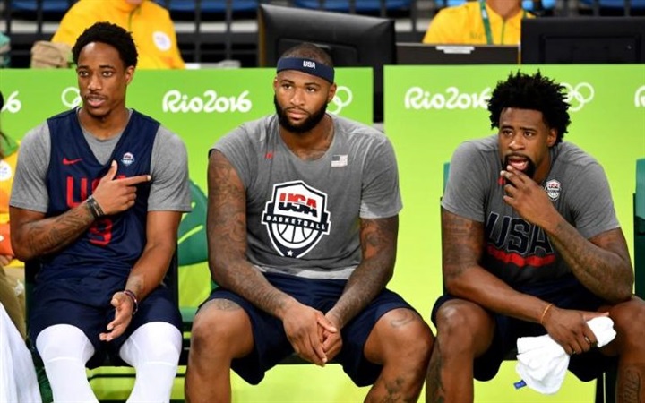 بالفيديو.. أوليمبي يغافل الحكم ويعض منافسه في ذراعه 1 فريق كرة السلة الأمريكي يدخل «بيت دعارة» بالخطأ في ريو1