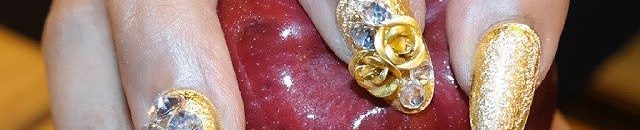 بالفيديو ... أحلام تصدم خادمتها بهدية ثمينة في عيد ميلادها 10 اظافر احلام من الذهب