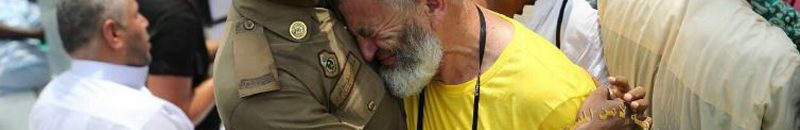 صورة حاج يحتضن رجل أمن تنال إعجاب المغردين