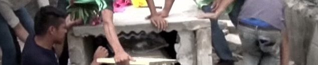 فتاة «حامل» تعود للحياة بعد دفنها حية