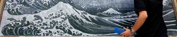 معلم ياباني يفاجأ طلابه برسم تحف فنية بالطبشور على السبورة