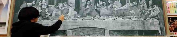 معلم ياباني يفاجأ طلابه برسم تحف فنية بالطبشور على السبورة1