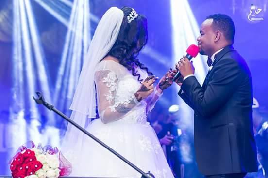 شاهد بالصور.. الفنان منتصر هلالية يغني لزوجته في ليلة زفافهم ويحصل على لقب الرجل الرومانسي 3 شاهد بالصور.. الفنان منتصر هلالية يغني لزوجته في ليلة زفافهم ويحصل على لقب الرجل الرومانسي