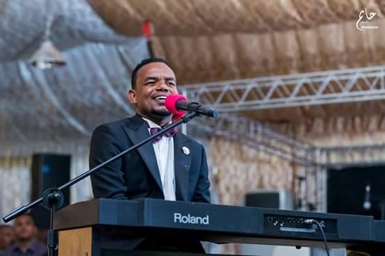 بالصور.. الفنان السوداني منتصر هلالية يغني في ليلة زواجه وسط تصفيق المعازيم 4 الفنان منتصر هلالية يغني في ليلة زواجه