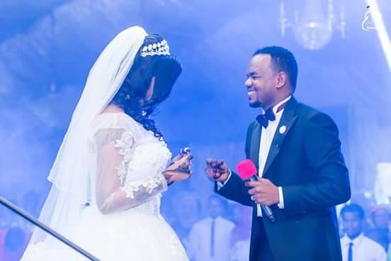 شاهد بالصور.. الفنان منتصر هلالية يغني لزوجته في ليلة زفافهم ويحصل على لقب الرجل الرومانسي 2 شاهد بالصور.. الفنان منتصر هلالية يغني لزوجته في ليلة زفافهم ويحصل على لقب الرجل الرومانسي