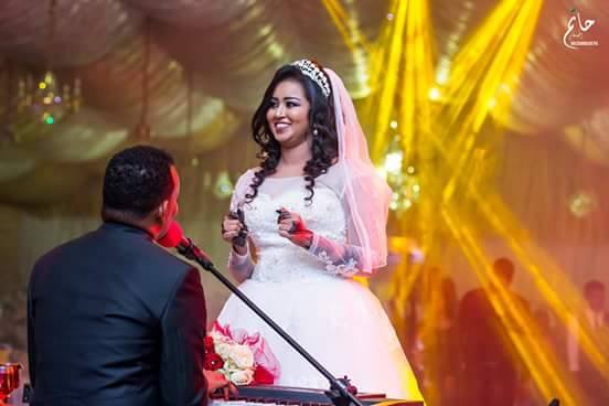 شاهد بالصور.. الفنان منتصر هلالية يغني لزوجته في ليلة زفافهم ويحصل على لقب الرجل الرومانسي 4 شاهد بالصور.. الفنان منتصر هلالية يغني لزوجته في ليلة زفافهم ويحصل على لقب الرجل الرومانسي