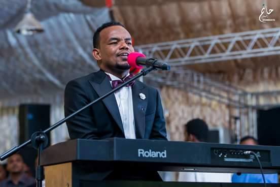 بالصور.. الفنان السوداني منتصر هلالية يغني في ليلة زواجه وسط تصفيق المعازيم 2 الفنان منتصر هلالية يغني في ليلة زواجه