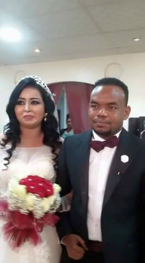 بالصور.. الفنان السوداني منتصر هلالية يغني في ليلة زواجه وسط تصفيق المعازيم 1 14199390 1183811981691860 1711100449614357165 n