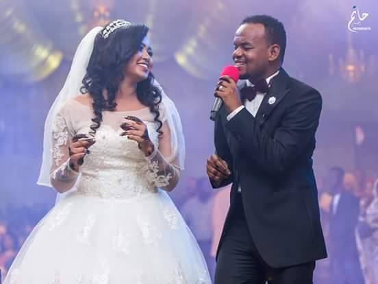 شاهد بالصور.. الفنان منتصر هلالية يغني لزوجته في ليلة زفافهم ويحصل على لقب الرجل الرومانسي 1 14218226 1307058369334357 497925282 n