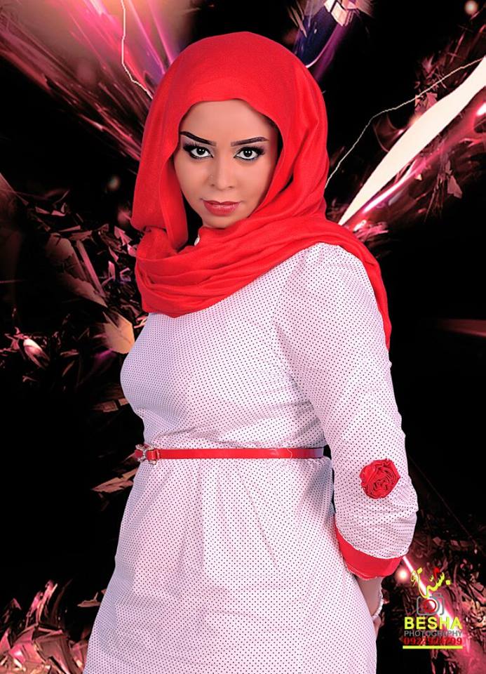 نجمة النيل الأزرق مني الطيب تتصدر صفحات مواقع التواصل الاجتماعي