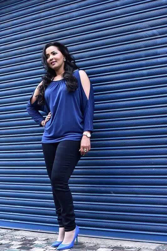 شاهد بالصور.. المذيعة السودانية تتحول لعارضة أزياء 