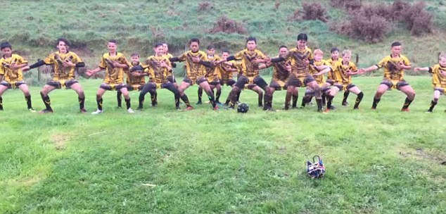 شاهد بالصور .. أطفال يواجهون خسارتهم في مباراة بالرقص 3 أطفال يواجهون خسارتهم في مباراة بالرقص2