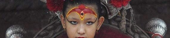 بالصور ..طفلة أصبحت "إلهة" بسبب رموشها الشبيهة برموش بالبقر وصوتها الواضح كالبط.. يتبرك بها الناس 12 o S 570