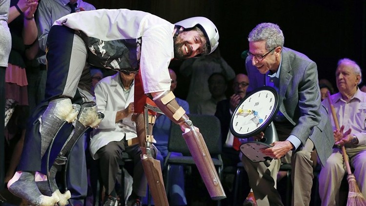 شاهد بالصور.. أغرب الحاصلين على جائزة نوبل للحماقة العلمية بينهم مصري 3 %d8%a3%d8%ba%d8%b1%d8%a8-%d8%a7%d9%84%d8%ad%d8%a7%d8%b5%d9%84%d9%8a%d9%86-%d8%b9%d9%84%d9%89-%d8%ac%d8%a7%d8%a6%d8%b2%d8%a9-%d9%86%d9%88%d8%a8%d9%84-%d9%84%d9%84%d8%ad%d9%85%d8%a7%d9%82%d8%a9-%d8%a7