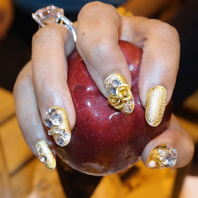 بالفيديو ... أحلام تصدم خادمتها بهدية ثمينة في عيد ميلادها 1 اظافر احلام من الذهب