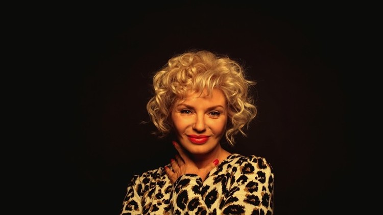 العثور على حسناء المسلسلات الروسية ميتة في شقتها