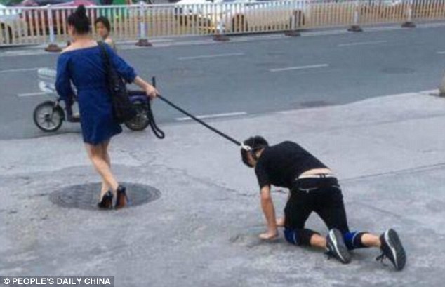 امرأة تجر رجلا خلفها كالكلب في الشارع1