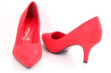 إتهام فنانة شهيرة بالإعتداء على شاب في امدر مان بـ(شبشبها) 1 جزمة