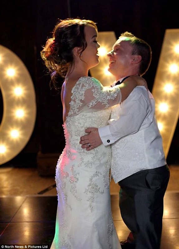 شاهد بالصور.. حفل زفاف قزمين أشبه بالقصص الخيالية 4 حفل زفاف قزمين أشبه بالقصص الخيالية4