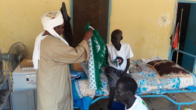 تعرف كيف قابلت عائلة شول منوت احسان المتبرعين للفنان الجنوبي.. كلام قبيح جدا 1 شول منوت