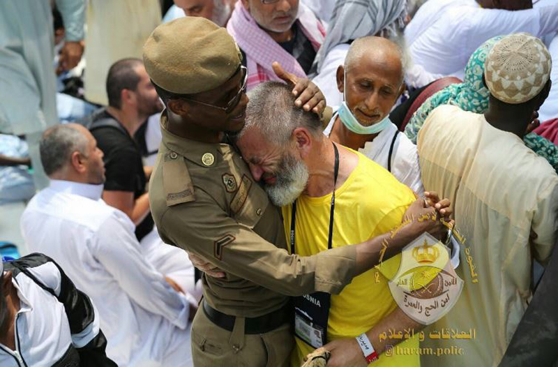 صورة حاج يحتضن رجل أمن تنال إعجاب المغردين