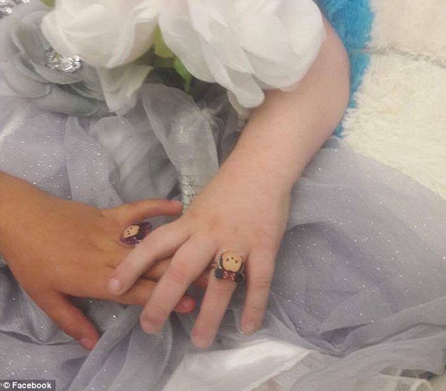 طفلة تتزوج صديقها قبل ساعات من موتها