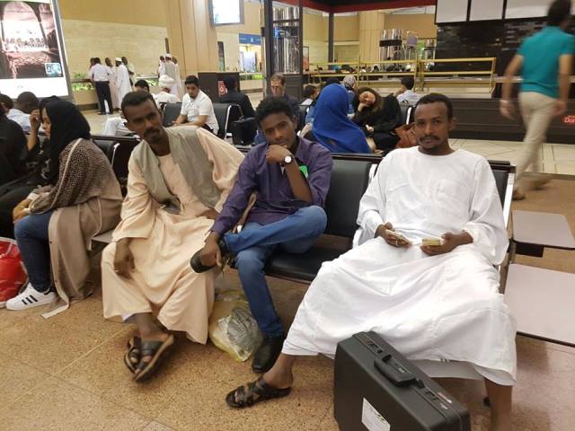 بالصور: مسافرون سودانيون عالقون بمطار الملك خالد بالرياض يستغيثون !! 3 %d9%85%d8%b7%d8%a7%d8%b1-%d8%a7%d9%84%d8%b1%d9%8a%d8%a7%d8%b62