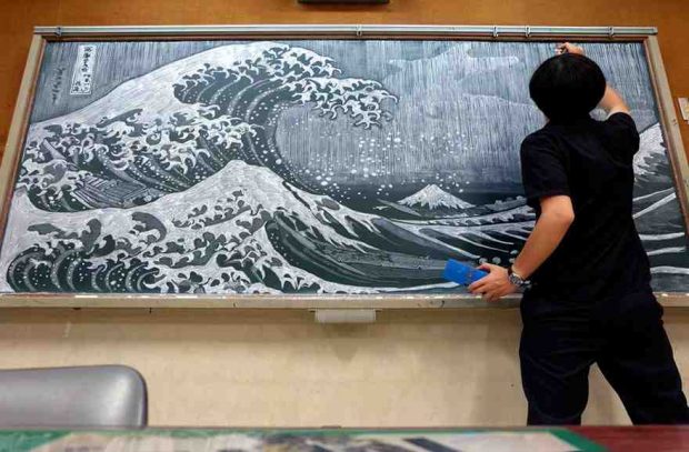 معلم ياباني يفاجأ طلابه برسم تحف فنية بالطبشور على السبورة