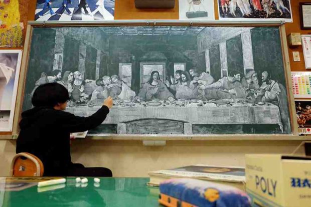 معلم ياباني يفاجأ طلابه برسم تحف فنية بالطبشور على السبورة1