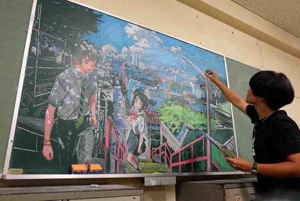 معلم ياباني يفاجأ طلابه برسم تحف فنية بالطبشور على السبورة2