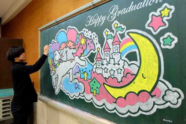 معلم ياباني يفاجأ طلابه برسم تحف فنية بالطبشور على السبورة3