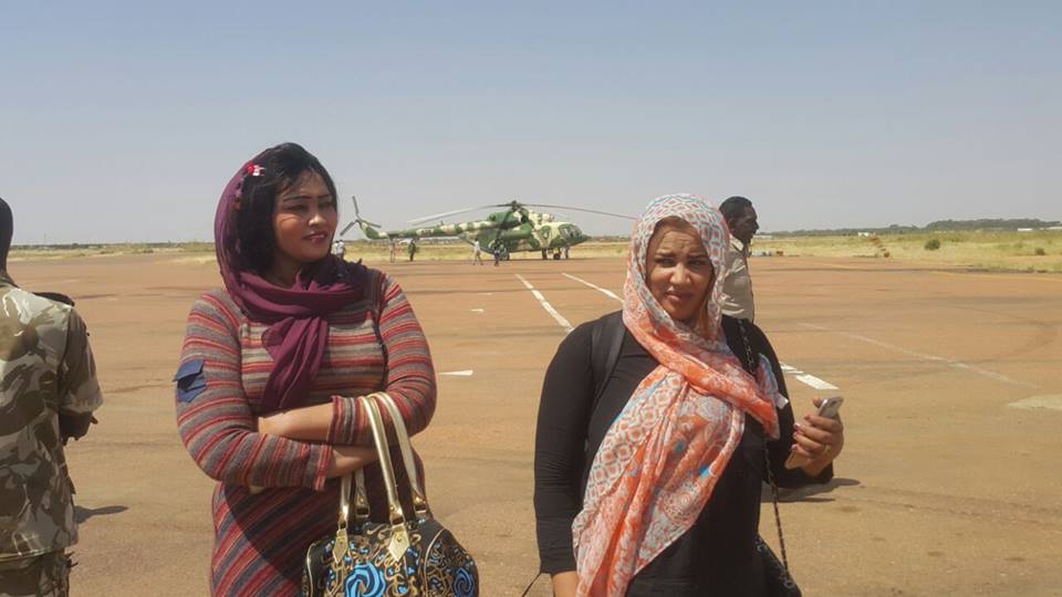 بالصور.. فاطمة الصادق ترافق الكاردينال لمدينة الأبيض 1 14915445 1047167462076000 8493607939575141365 n