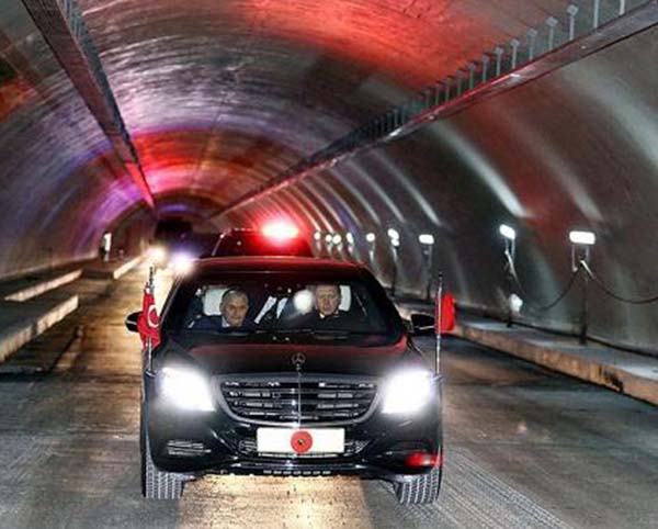 شاهد بالفيديو والصور: أردوغان يقود سيارته لاختبار نفق تحت نهر البوسفور يربط أوروبا وآسيا 2 أردوغان يقود سيارته لاختبار نفق تحت نهر