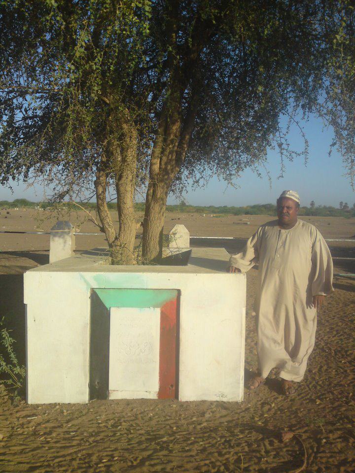 شاهد بالصورة.. شجرة تنمو داخل قبر الشهيد السوداني الأشهر "القرشي" وتظلل ضريحه بالكامل 1 390540 336212579729631 99691172 n