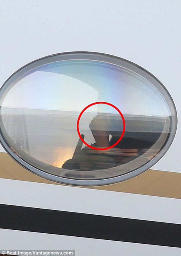 شاهد بالفيديو والصور: أول ظهور لكيم كارداشيان بعد تعرضها للسرقة.. وردة فعل كاني ويست لحظة تلقيه أنباء السطو المسلح عليها 3 أول ظهور لكيم كارداشيان بعد تعرضها للسرقة