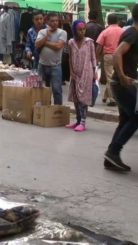 شاهد بالصور.. احترافية متسولة تثير الجدل على «فيس بوك» 2 احترافية متسولة تثير الجدل على «فيس بوك»