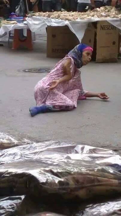 متسول يصدم الناس بما يفعله عند عدم الحصول على المال! 1 484