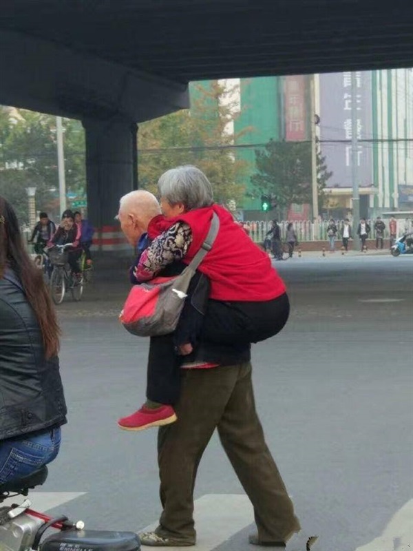 شاهد بالصور.. رومانسية عجوزين في الشارع تثير ضجة على الإنترنت 2 رومانسية عجوزين في الشارع تثير ضجة على الإنترنت