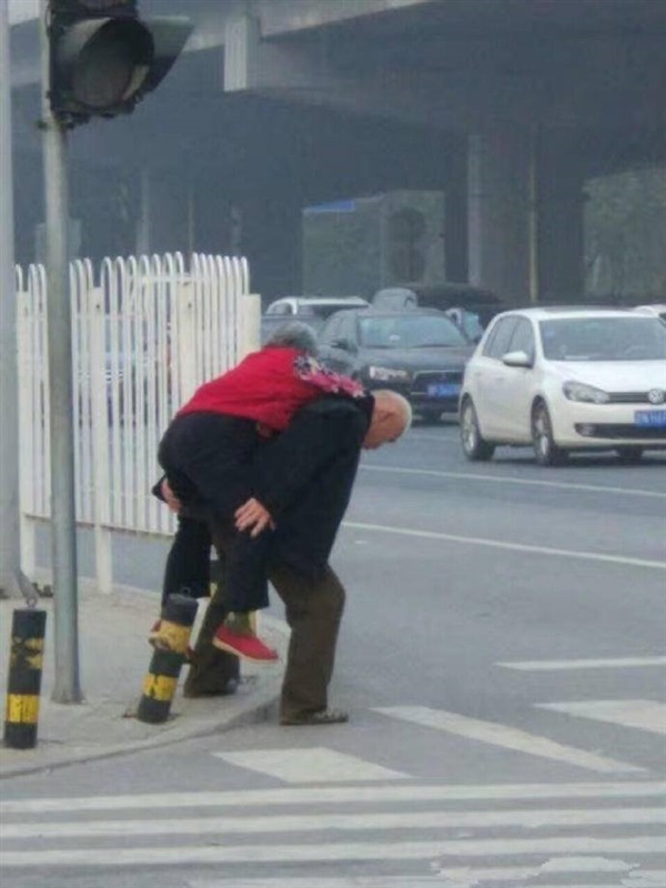 شاهد بالصور.. رومانسية عجوزين في الشارع تثير ضجة على الإنترنت 3 رومانسية عجوزين في الشارع تثير ضجة على الإنترنت1