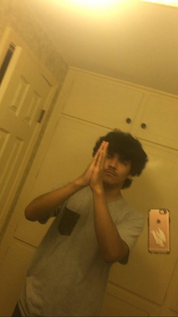 شاهد بالصور: هذه هي أحدث تقليعة في التقاط السيلفي 4 هذه هي أحدث تقليعة في التقاط السيلفي3